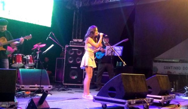 Baston presenteia comunidade com show de Natal