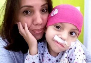 Família busca ajuda para realizar cirurgia de criança com tumor