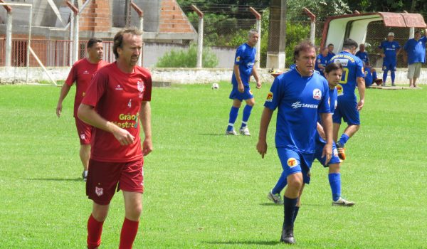 Técnico Cuca joga uma bolinha em Palmeira