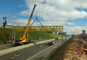 Caminhos do Paraná realiza a realocação da passarela na BR-277, em Palmeira