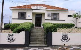 Policia Civil recuperou mais de um mil litros de vinho saqueados após tombamento de caminhão