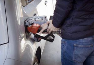 Técnica do Procon comenta como denunciar postos de combustíveis que não aplicaram redução nos preços
